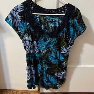 Lucky brand knit/island t-shirt with beautiful beads and knit collar. Size med.